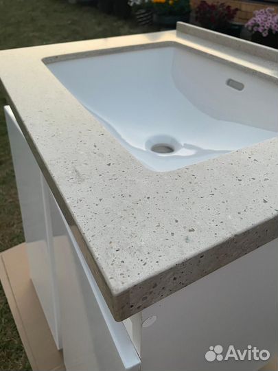 Раковина из искусственного камня с тумбой