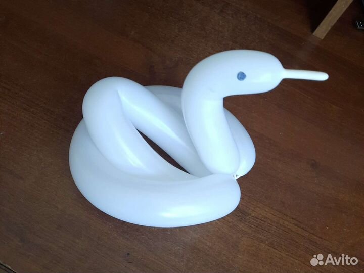 Воздушный лебедь из шарика