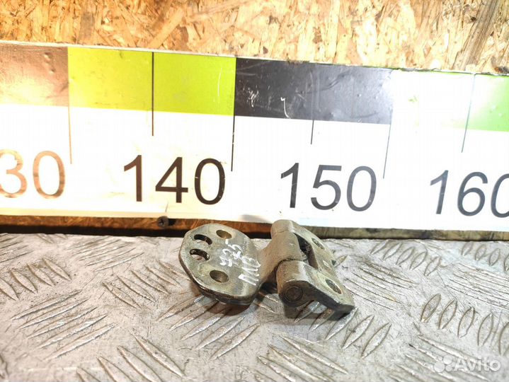 Петля двери передней левой верхняя E 124