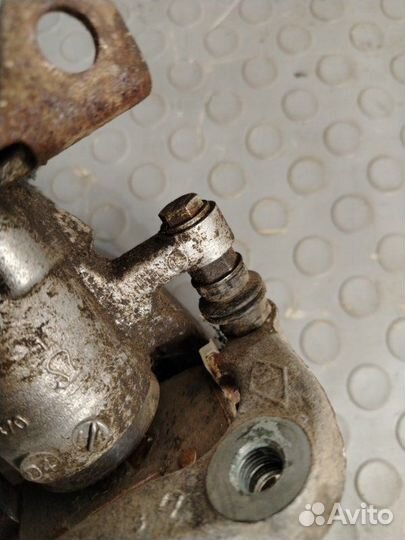 Суппорт задний левый Renault Fluence седан K4M