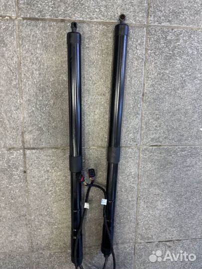 7p6827851d Volkswagen Touareg амортизатор