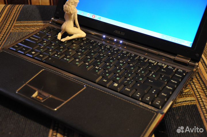 Мини-ноутбук asus VX3 Lamborghini