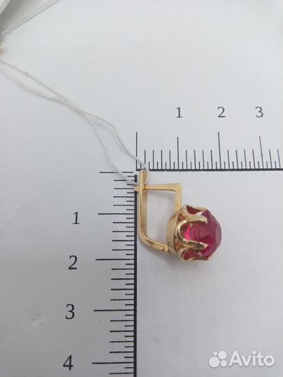 Золотые серьги с корундом (28577)