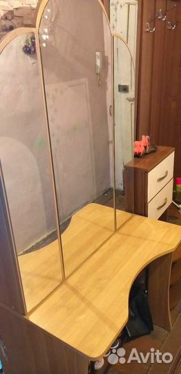 Столик с зеркалом