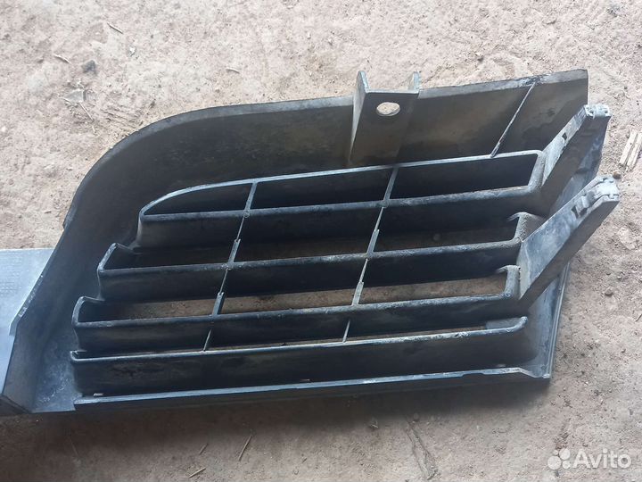 Решетка радиатора правая Carisma