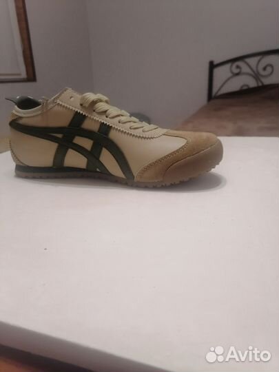 Кроссовки женские