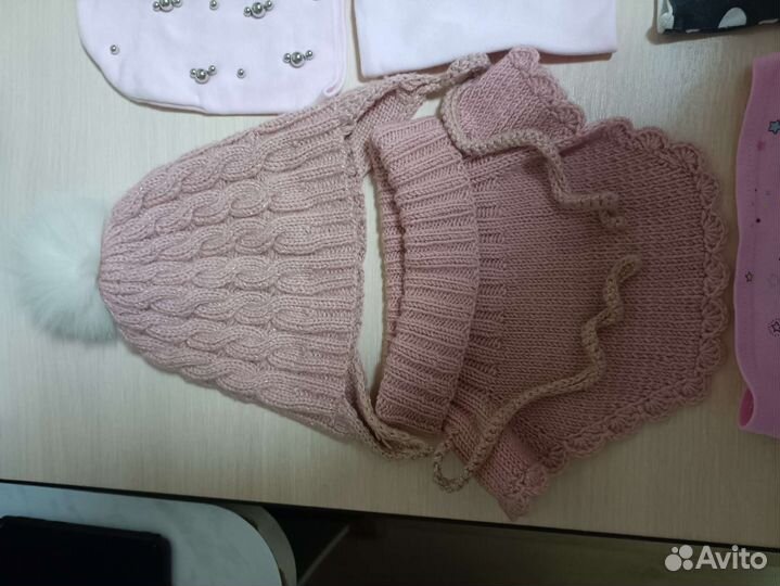 Пакетом детские шапки и другое