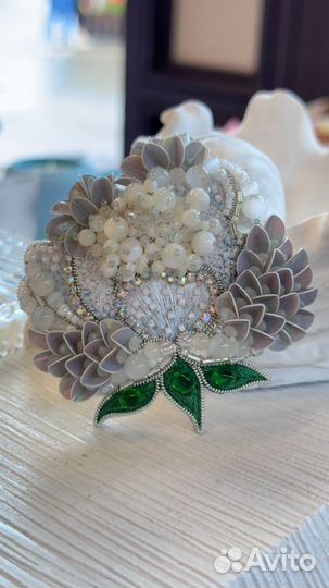 Брошь ручной работы из бисера 