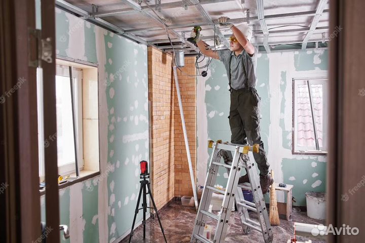 Отделочник плиточник маляр со своим инструментом