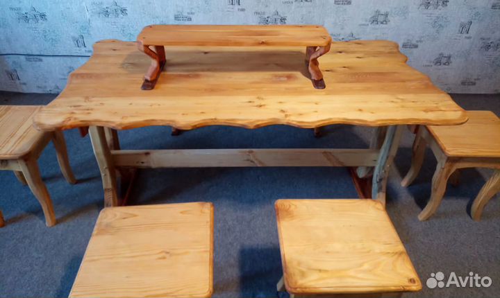 Набор деревянных стульев, стола и лавок