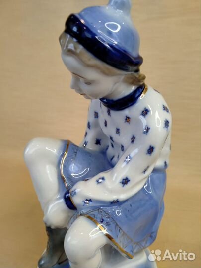Фарфоровая статуэтка Фигуристка Гжель