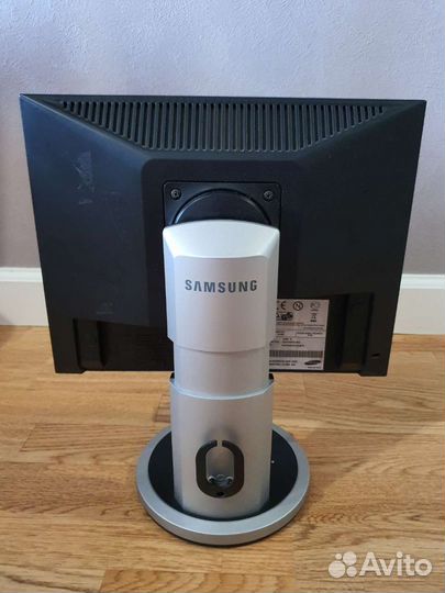 Монитор Samsung 15 дюймов с телескопической ножкой