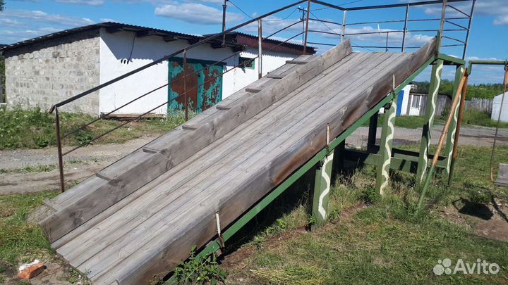 Горка зимняя для детей, металический каркас и дере