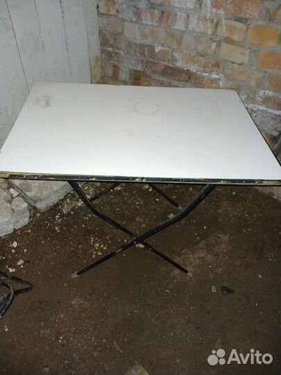 Стол и 4 стульчика