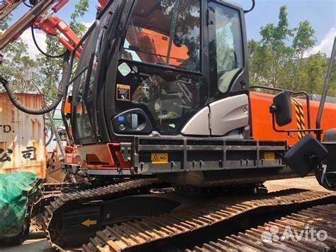 Hitachi zx240-3 стекло лобовое нижнее