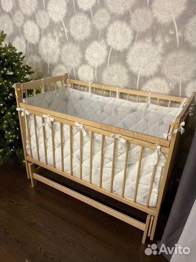 Кроватка для новорожденных с маятником
