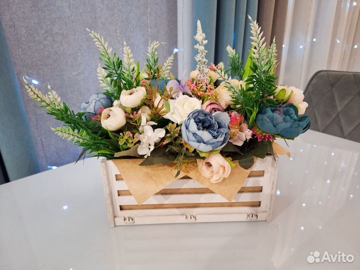 Композиция из искусственных цветов