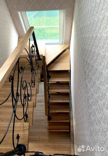 Лестница с забежными ступенями в коттедж