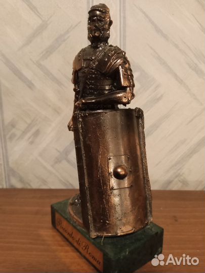 Статуэтка римского легионера