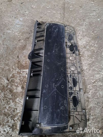 Обшивка крышки багажника Skoda Fabia