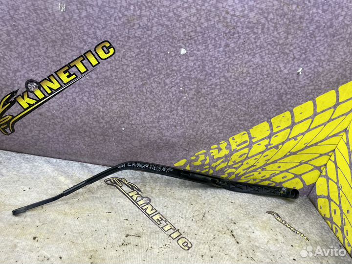 Поводок стеклоочистителя правый Lancer Лансер 10