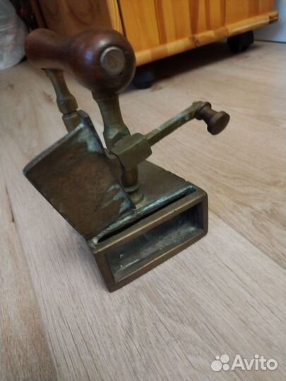 Старинный угольный утюг