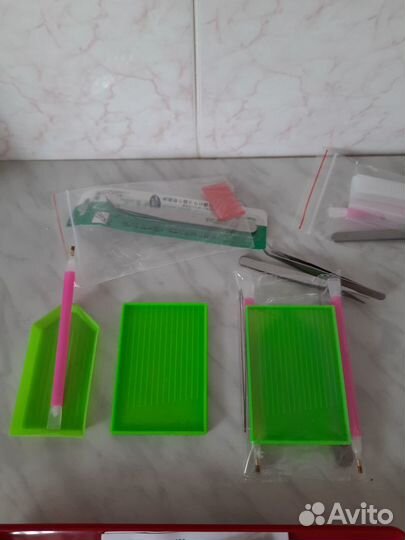 Стразы и инструменты для алмазной мозаики