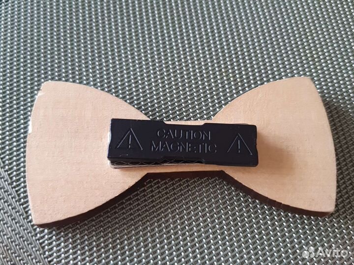 Галстук бабочка из дерева на магнитной застежке