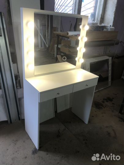 Туалетный столик с зеркалом и подсветкой