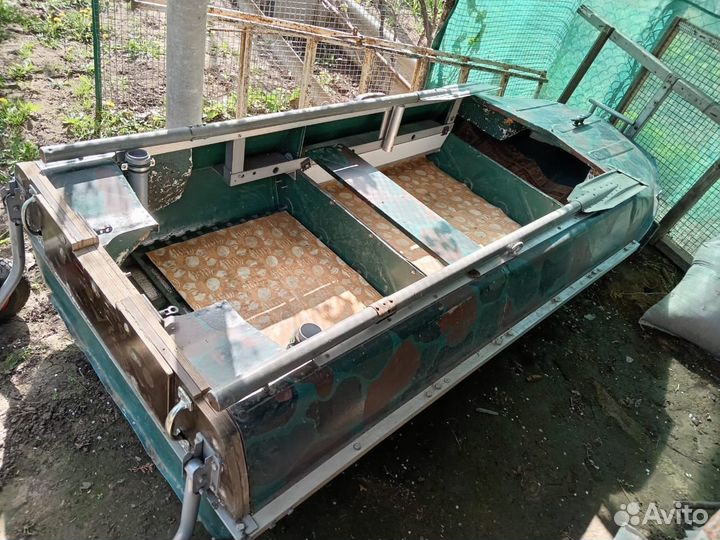 Моторная лодка с жёстким корпусом