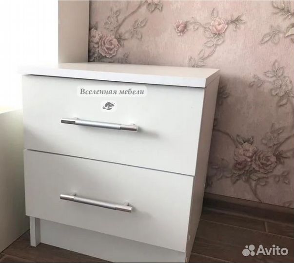Новая прикроватная тумбочка с выдвижными ящиками
