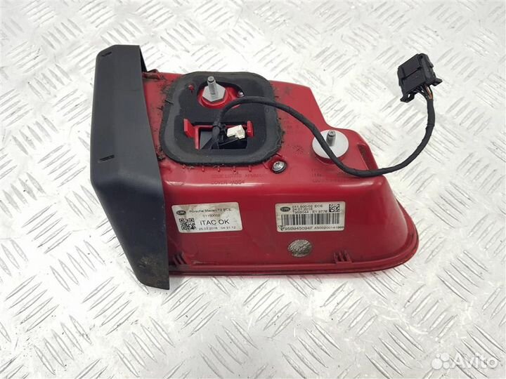 95B945094 Фонарь крышки багажника правый Porsche