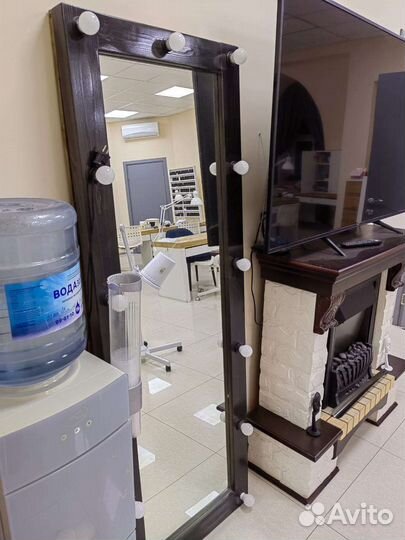 Гримерное зеркало с лампочками