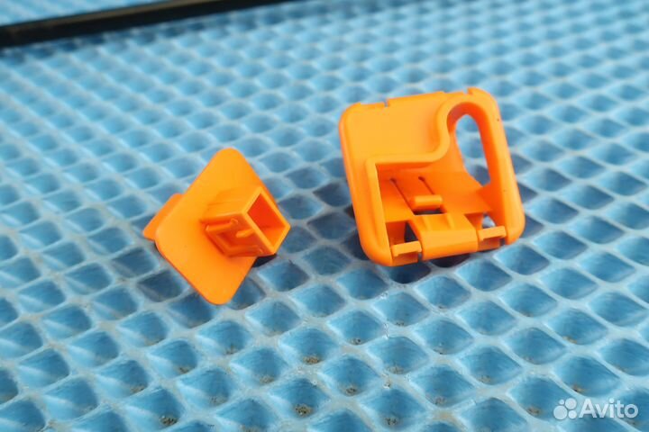 Опора капота Skoda Fabia 2 полный комплект