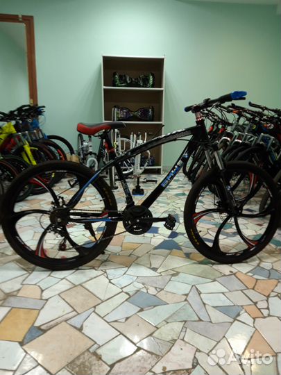 Велосипед на литых дисках чёрный на чёрном