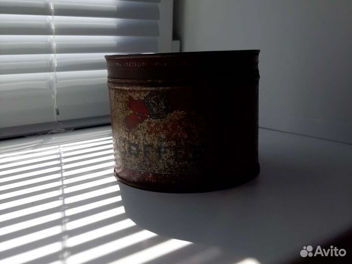 Старинная жестяная банка от коффе