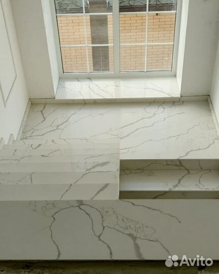 Лестница из камня кварцевый агломерат