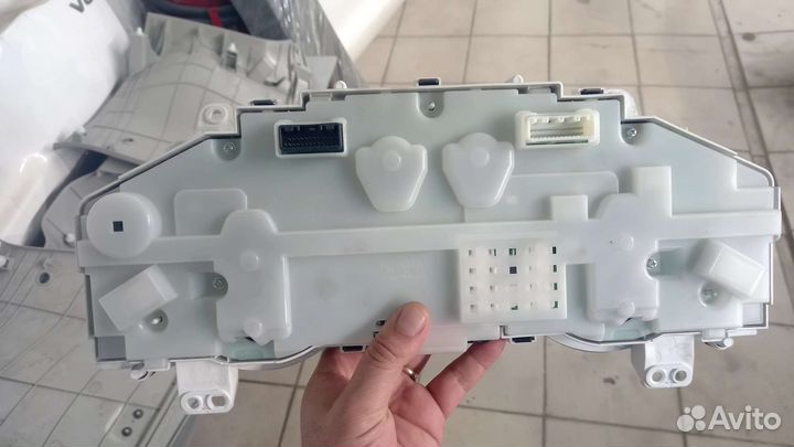 Щиток приборов Toyota Land Cruiser 200, 4.7 бензин