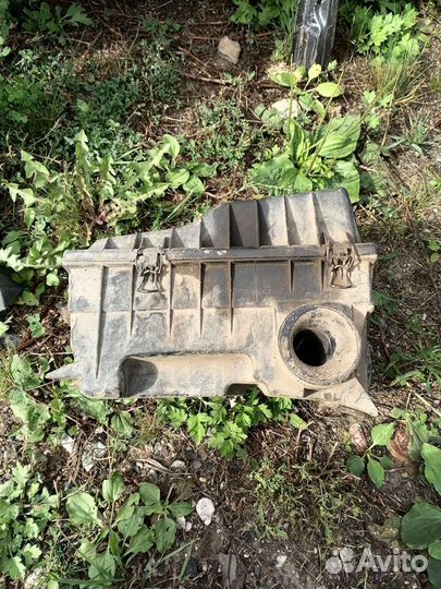 Корпус воздушного фильтра Volkswagen Passat b3