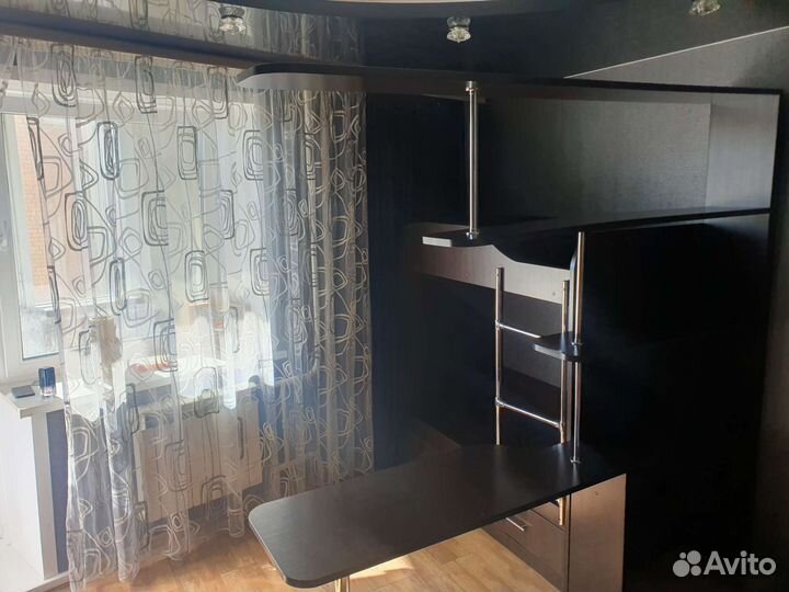 Двухяросная кровать, стол, полки