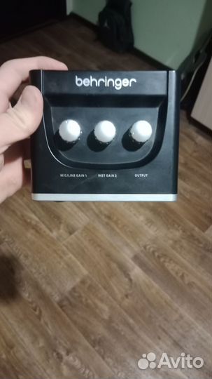 Звуковая карта Behringer Um2