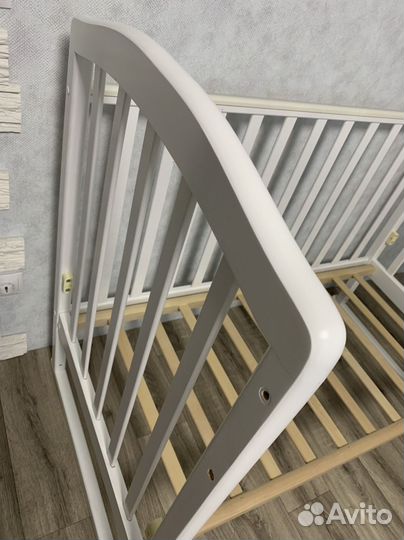 Детская кроватка с маятником