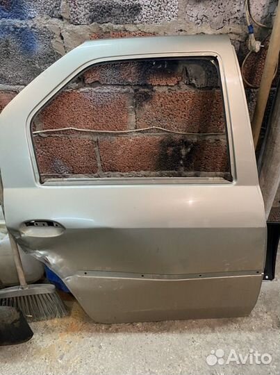 Дверь renault logan