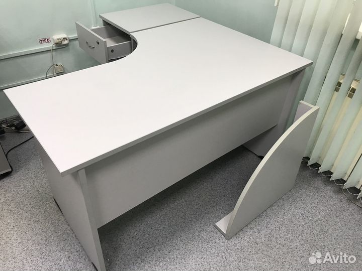 Угловой письменный стол