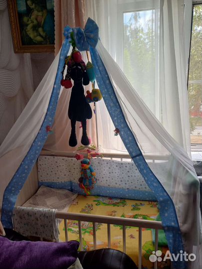 Детская кроватка с маятником