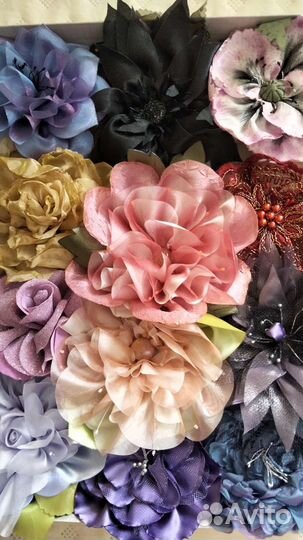 Цветы из шелка ручной работы:броши,заколки