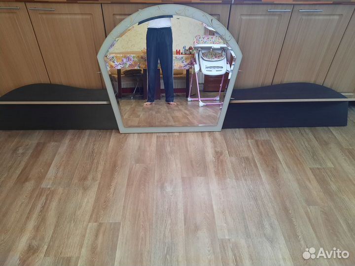 Зеркало с полочками