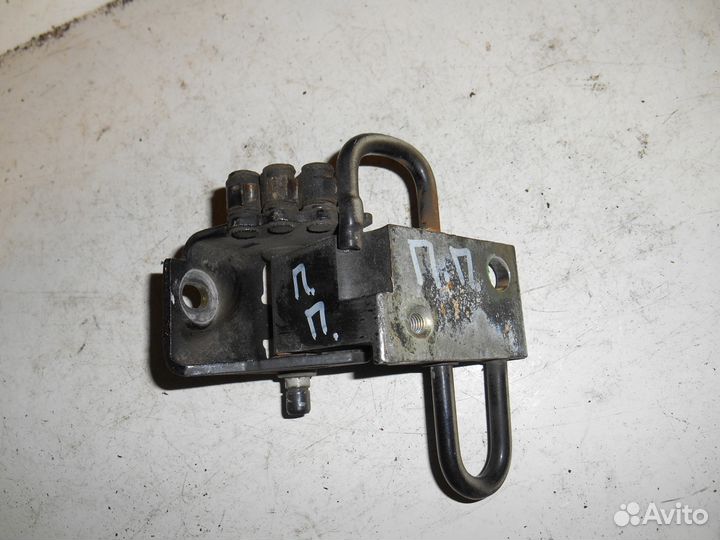 Петля передней правой двери Volkswagen Golf 4