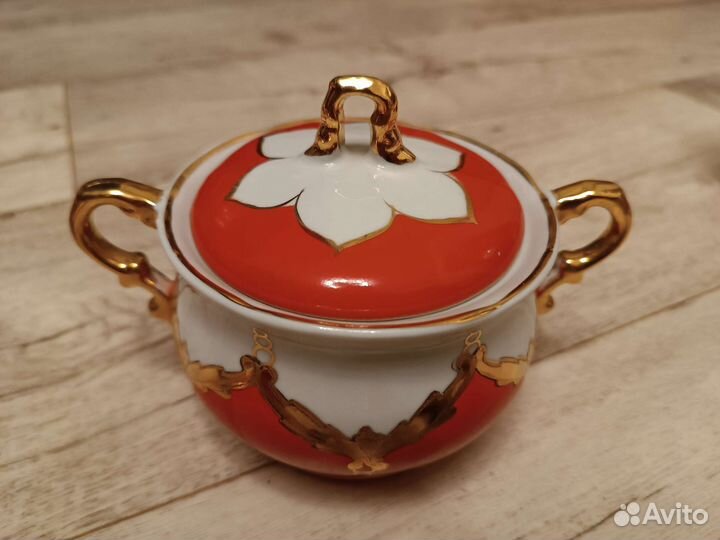 Фарфоровый чайный сервиз 