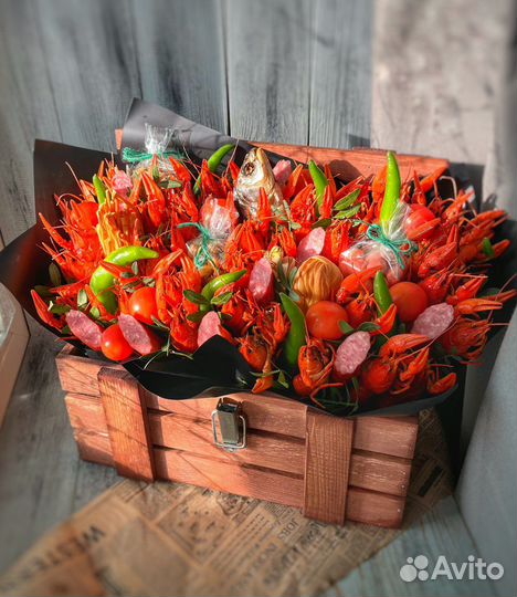 Букет и ящик с раками